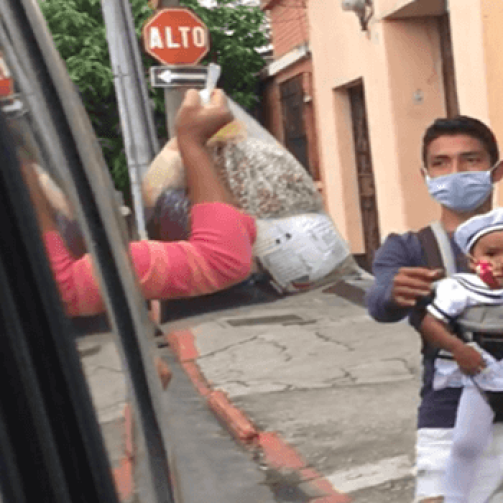 entrega_de_bolsas_de_viveres_a_calle